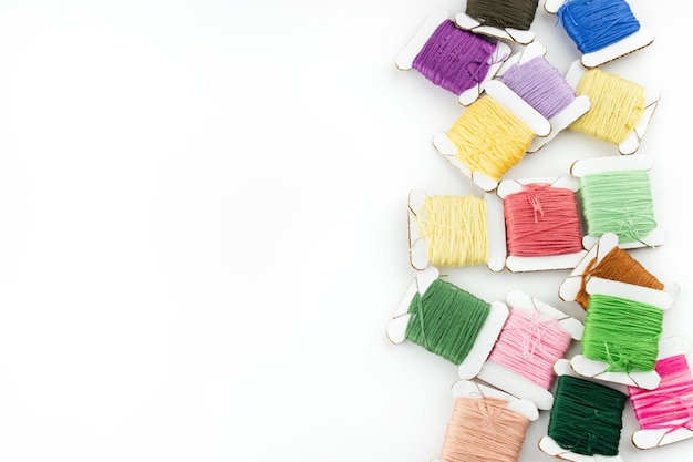 kolorowy haft na materiale